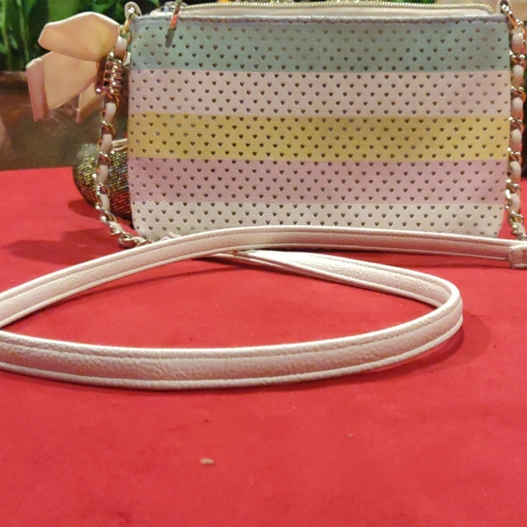 Cross body - Picture 3 of 3